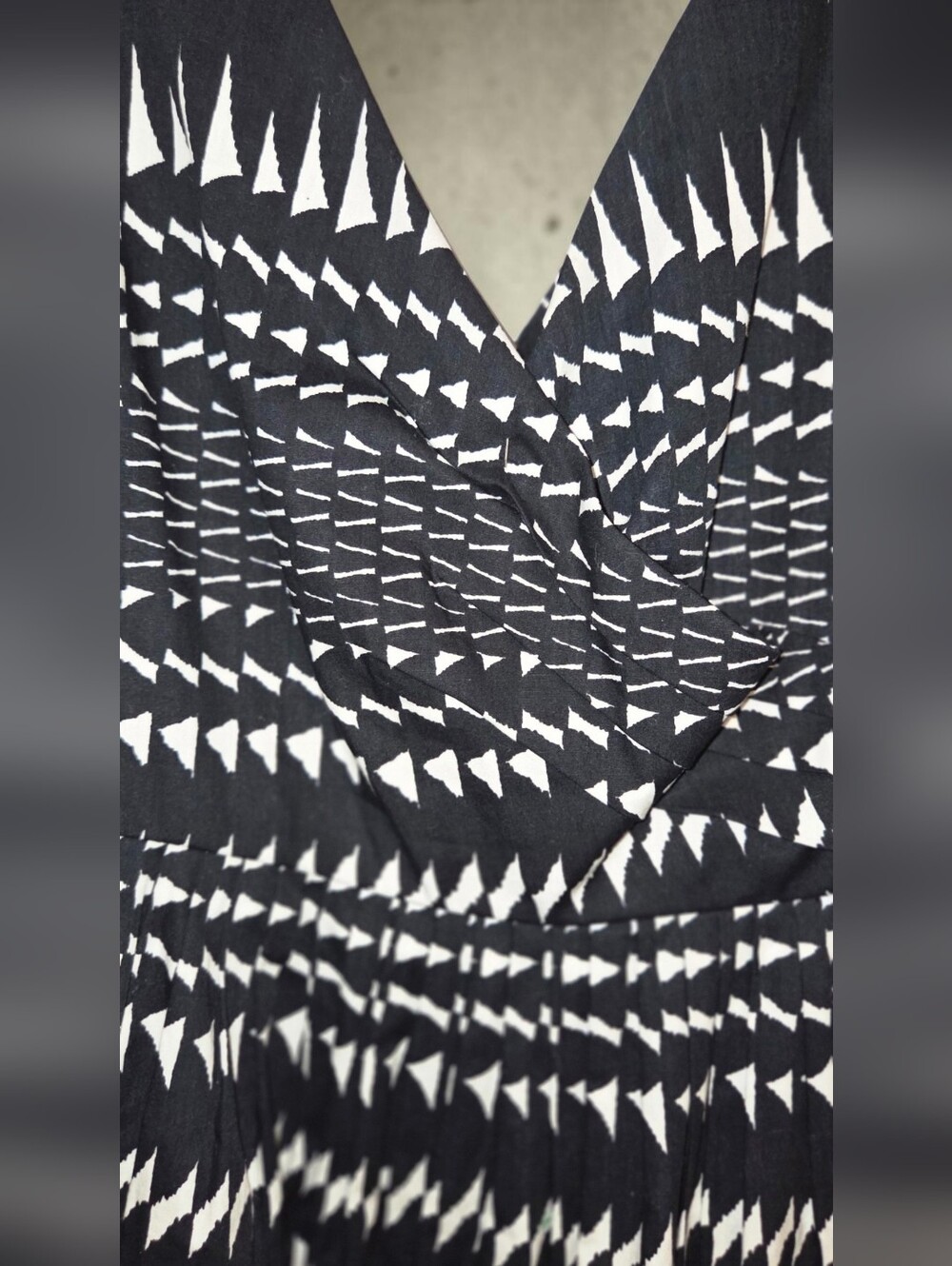 J. Crew Black/White V-Neck Geometric Poplin Dress, EUC - Picture 5 of 6